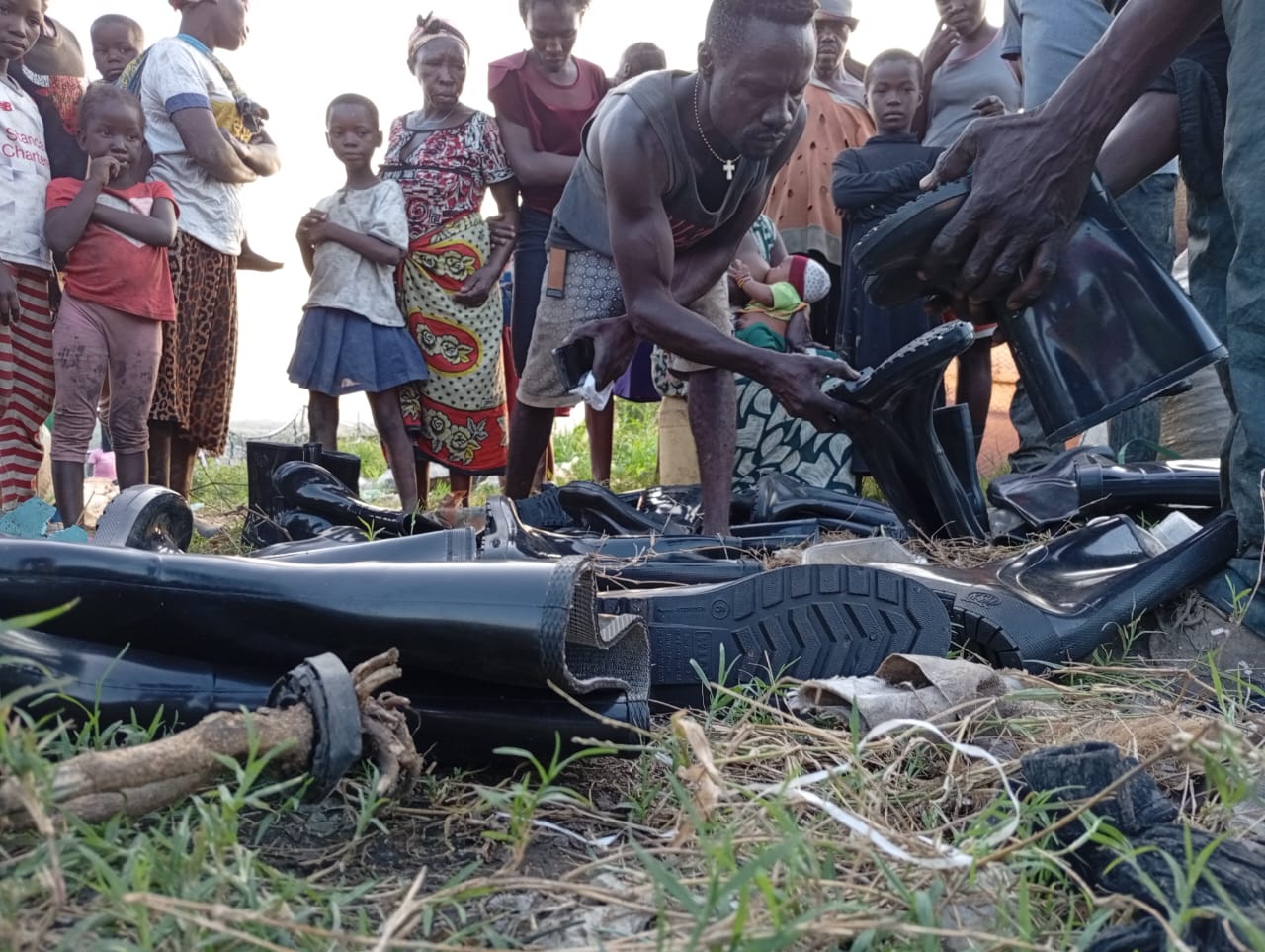 Ausgabe von Gummistiefeln auf der Müllhalde durch Universal Lighthouse