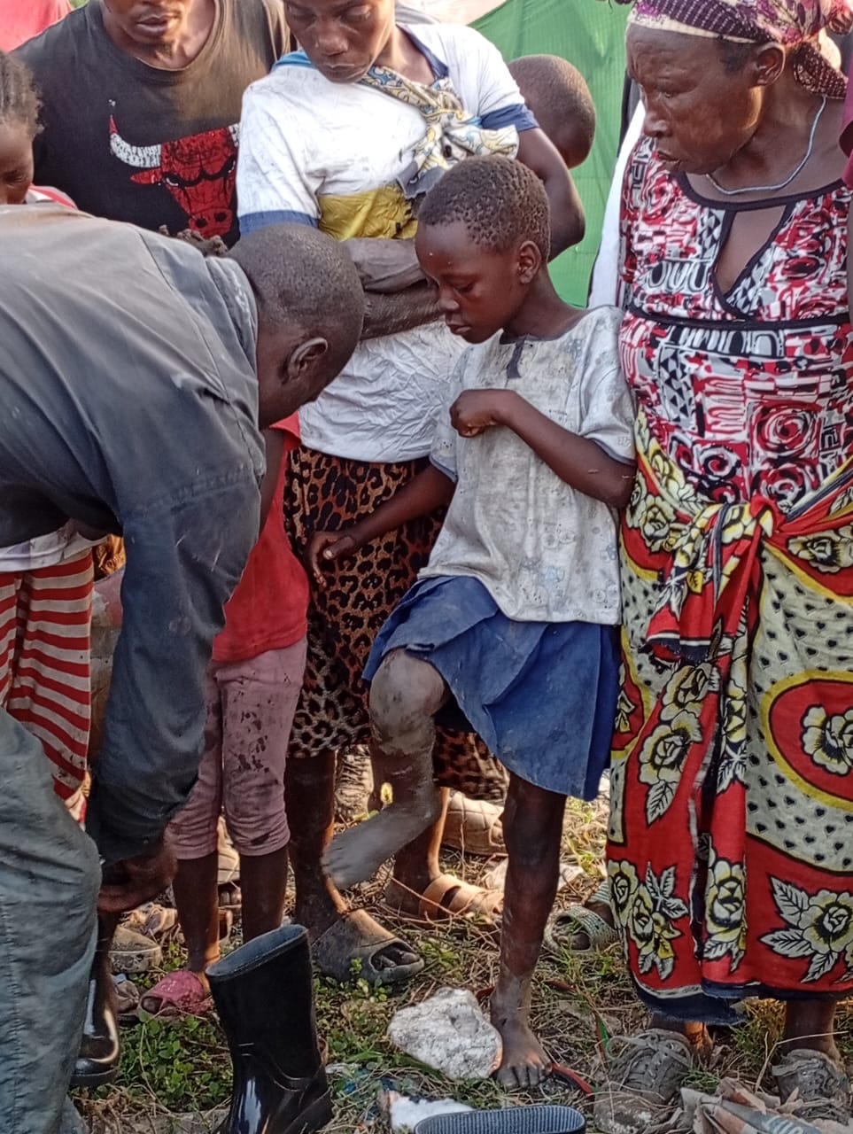 Menschen mit neuen Gummistiefeln als Schutz vor Verletzungen