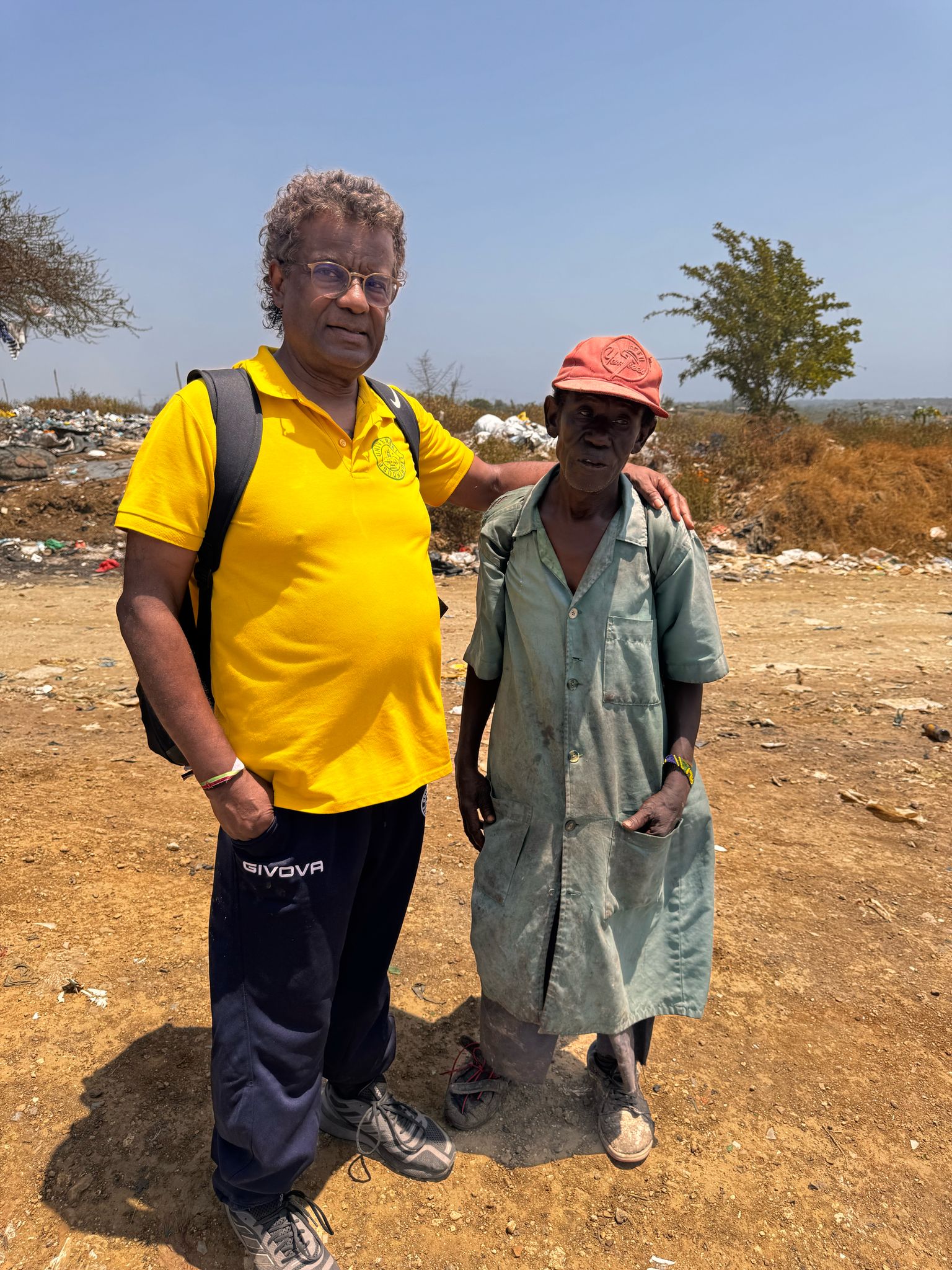 Die beiden Herren erhalten Kleidung, Matratzen und Küche dank Universal Lighthouse