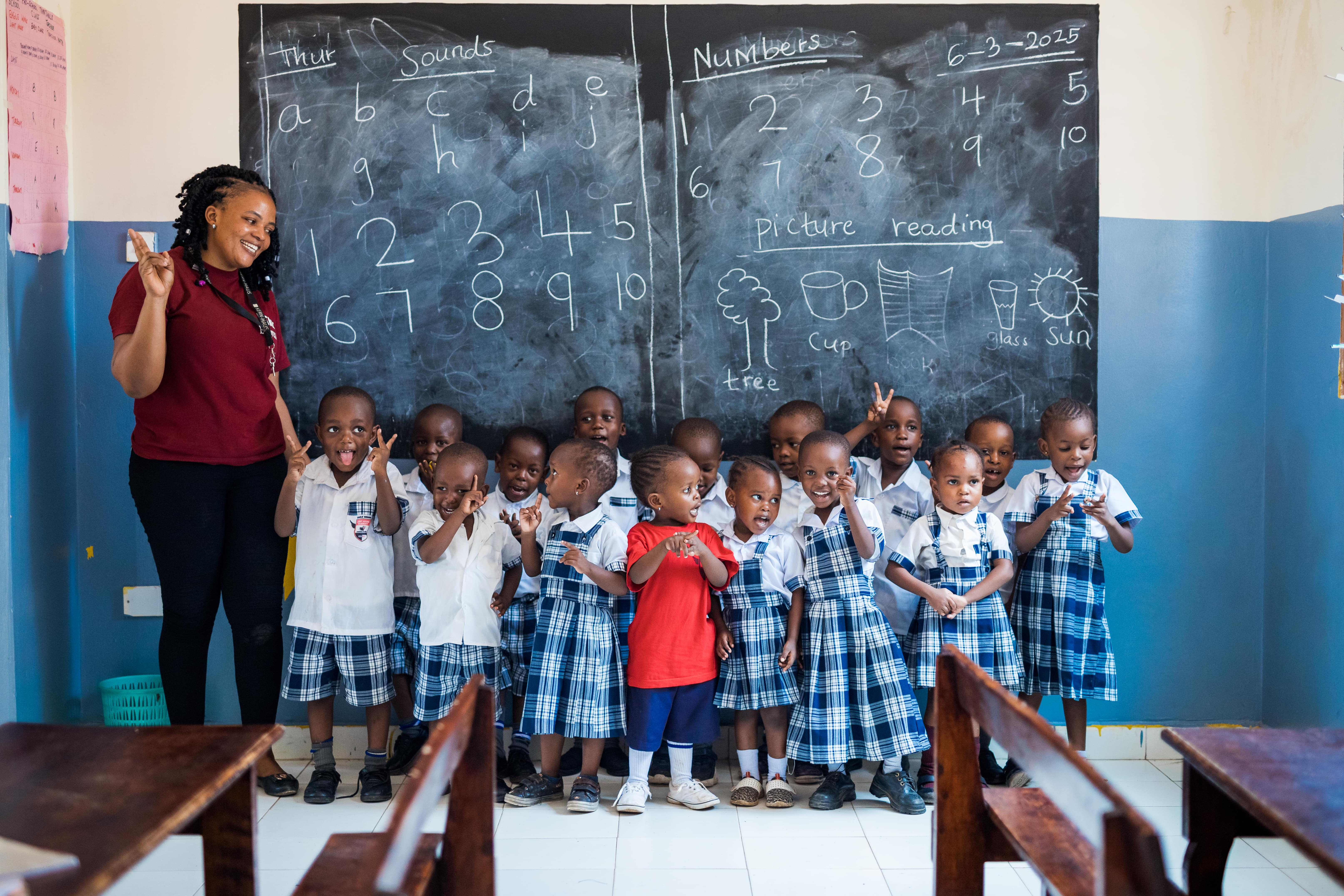 Das neue Schulgebäude der Eagle Wings Lighthouse Academy in hellblau